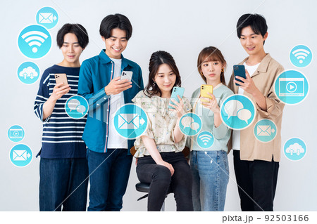 大学生　Z世代　キャンパスライフ　教育　CG　iot　SNS　テクノロジスマホ　パソコン　オンライン 92503166