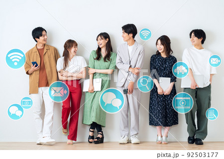 男女　Z世代　友達　大学生　シェアハウス　CG　iot　SNS　デジタルトランスフォーメーション 92503177