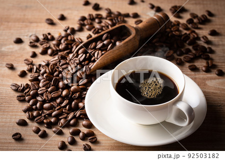 ホットコーヒーと豆 ホットコーヒーと豆 92503182