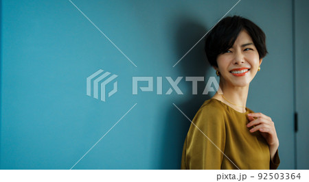ショートヘアの女性青バック ショートヘアの女性青バック 92503364