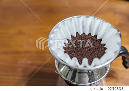 ウェーブコーヒーフィルターとコーヒー豆 92503384