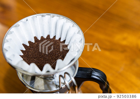 コーヒーフィルターと細挽きのコーヒー豆 92503386