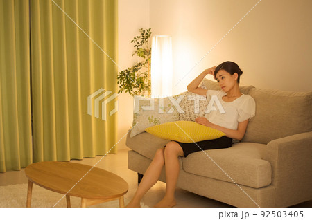 ソファで寝る女性 ソファで寝る女性 92503405