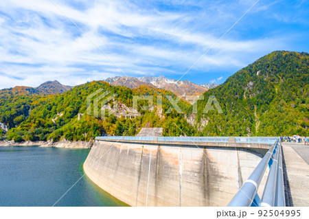 秋の黒部ダム：天端から立山を望む 92504995