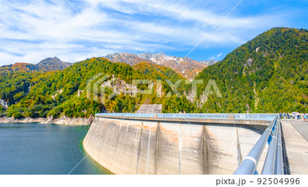 秋の黒部ダム：天端から立山を望む 92504996