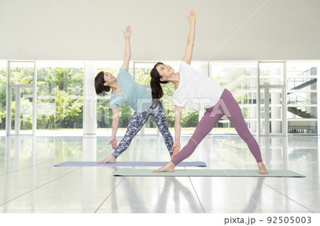 ヨガ　若い女性 92505003