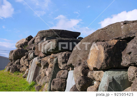 八幡山古墳、剥き出しの石積み石室【埼玉県行田市】 92505425