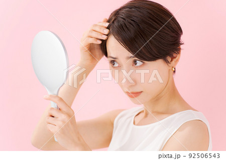 髪をチェックする女性 92506543