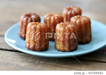 お皿に並べたフランス菓子のミニカヌレ お皿に並べたフランス菓子のミニカヌレ 92506665