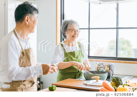家で料理を一緒に作る日本人の老夫婦(手伝う・高齢者) 家で料理を一緒に作る日本人の老夫婦(手伝う・高齢者) 92506884