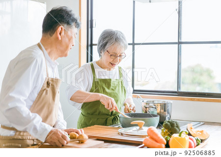 家で一緒に料理を作る笑顔の日本人老夫婦（高齢者） 92506885