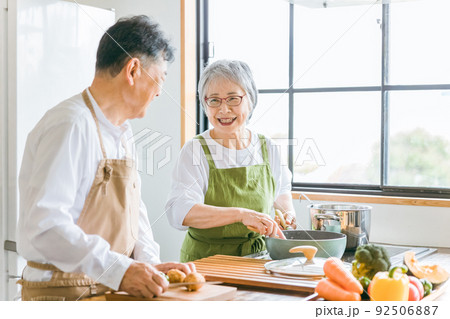 家で一緒に料理を作る笑顔の日本人老夫婦（高齢者） 92506887