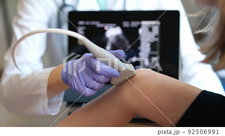 Woman physician diagnosing injuries or defects of kid 92506991