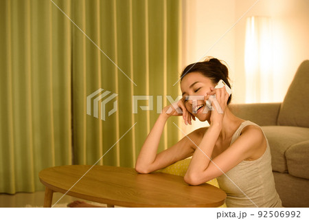 自宅で電話をする女性 92506992