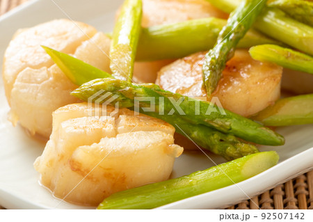 アスパラと帆立貝柱のバター醤油炒めのアップ。 92507142