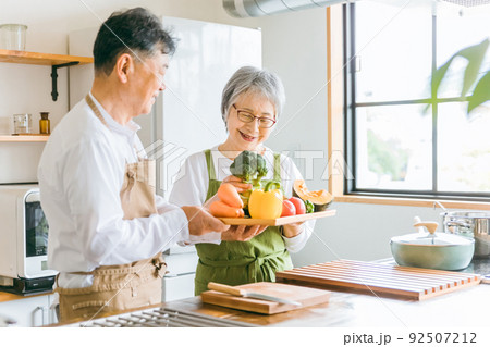 野菜を持つ日本人の高齢者夫婦（シニア老夫婦） 92507212