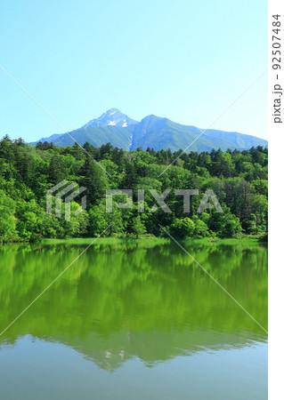 初夏の姫沼　残雪の利尻山 92507484