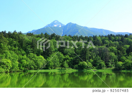 初夏の姫沼 残雪の利尻山 初夏の姫沼 残雪の利尻山 92507485