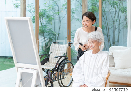 シニア女性と訪問美容師(ヘアセット・ヘアカット・家・老人ホーム・介護) シニア女性と訪問美容師(ヘアセット・ヘアカット・家・老人ホーム・介護) 92507759