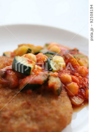 ゴロゴロ野菜のトマトソースをかけたトンカツ 92508194