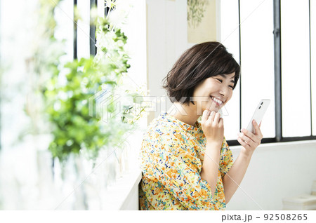 スマホを持つ若い女性のポートレート 92508265