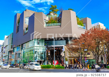 東京 渋谷区の都市風景 神宮前交差点 東急プラザ 表参道原宿 東京 渋谷区の都市風景 神宮前交差点 東急プラザ 表参道原宿 92508737