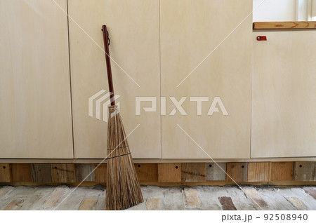 玄関に立て掛けてある柄の短い混穂ほうき 掃除道具 玄関に立て掛けてある柄の短い混穂ほうき 掃除道具 92508940