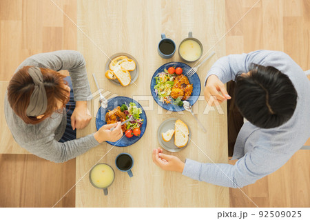ファミリー　食卓　俯瞰　　 92509025