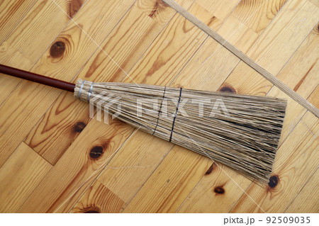 フローリングに置いた柄の短い混穂ほうき　掃除道具 92509035