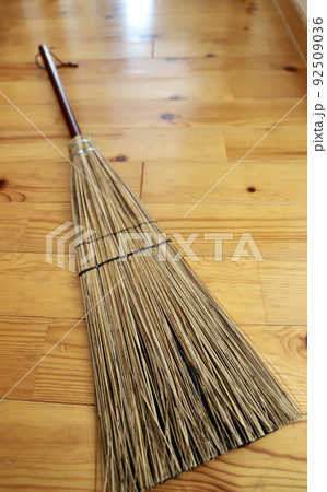 フローリングに置いた柄の短い混穂ほうき　掃除道具 92509036