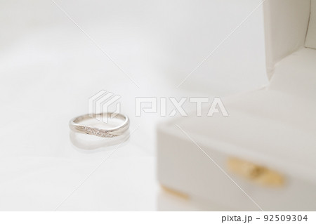 結婚や婚約、パートナー、恋人に贈る。リングケースとダイアモンドの指輪。 92509304