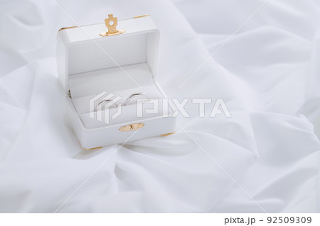 結婚や婚約、パートナー、恋人に贈る。リングケースとダイアモンドの指輪。 結婚や婚約、パートナー、恋人に贈る。リングケースとダイアモンドの指輪。 92509309