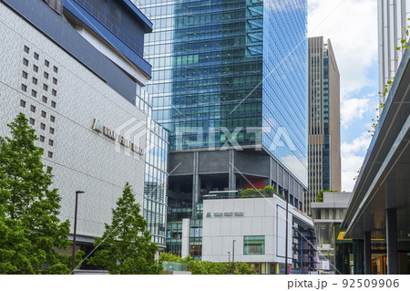 ヨドバシ梅田の歩行者デッキからグランフロントを見る 92509906