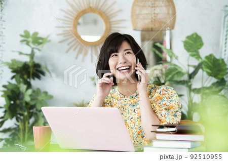 女性 テレワーク リモートワーク スマホ 通話 女性 テレワーク リモートワーク スマホ 通話 92510955