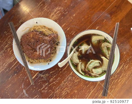 中国のローカル飯（ワンタンとカツ麺） 92510977