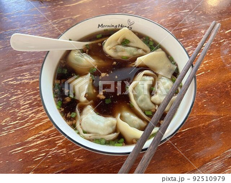 中国のローカル飯・ワンタン（紅湯スープ） 92510979