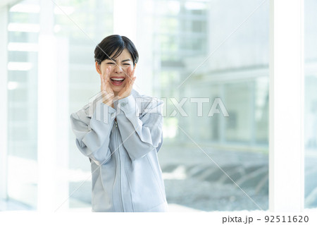 作業服の女性 作業員 現場監督 作業服の女性 作業員 現場監督 92511620