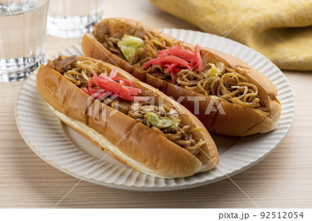 ソース味の焼そばパン ソース味の焼そばパン 92512054