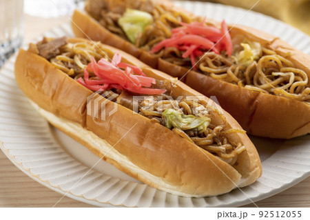 ソース味の焼そばパン ソース味の焼そばパン 92512055
