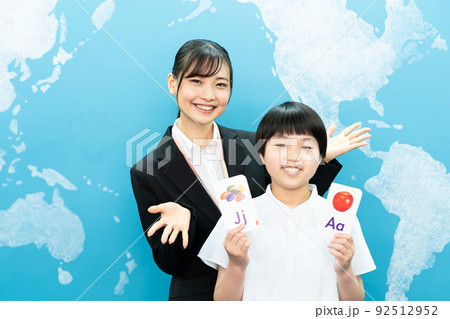 英語教室（ブルーバック、講師、生徒、英語カード 92512952