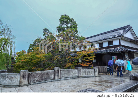 しっとり雨模様の倉敷市の美観地区の風情景 92513025