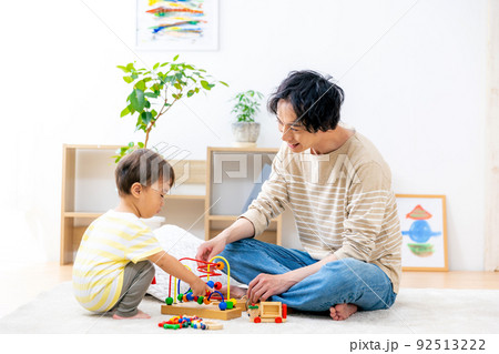 子供と遊ぶパパ 子供と遊ぶパパ 92513222