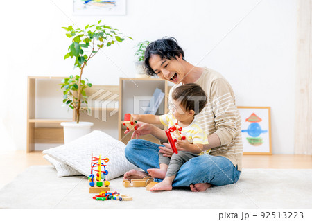 子供と遊ぶパパ 92513223