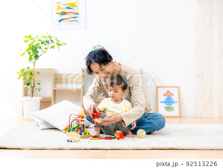 子供と遊ぶパパ 92513226