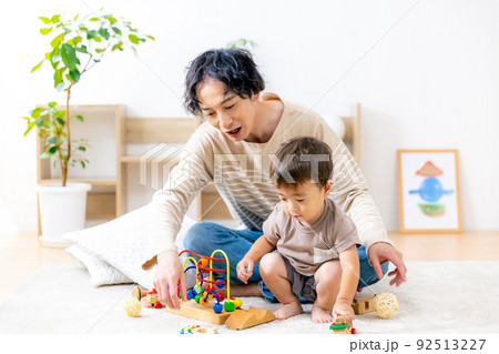 子供と遊ぶパパ 92513227
