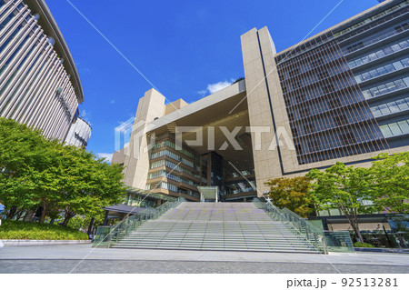 JR大阪駅中央北口の大階段とノースゲートビルディング　夏空【大阪都市風景】 92513281