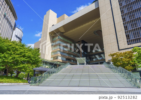 JR大阪駅中央北口の大階段とノースゲートビルディング　夏空【大阪都市風景】 92513282