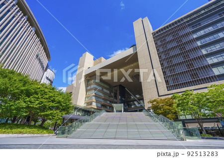 JR大阪駅中央北口の大階段とノースゲートビルディング 夏空【大阪都市風景】 JR大阪駅中央北口の大階段とノースゲートビルディング 夏空【大阪都市風景】 92513283