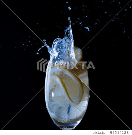 レモンサワー 冷んやり 飛沫 レモンサワー 冷んやり 飛沫 92514128