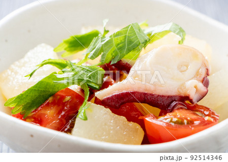 冬瓜とたこのサラダ。(「冬」瓜と言う名だが、夏が旬の野菜。) 冬瓜とたこのサラダ。(「冬」瓜と言う名だが、夏が旬の野菜。) 92514346